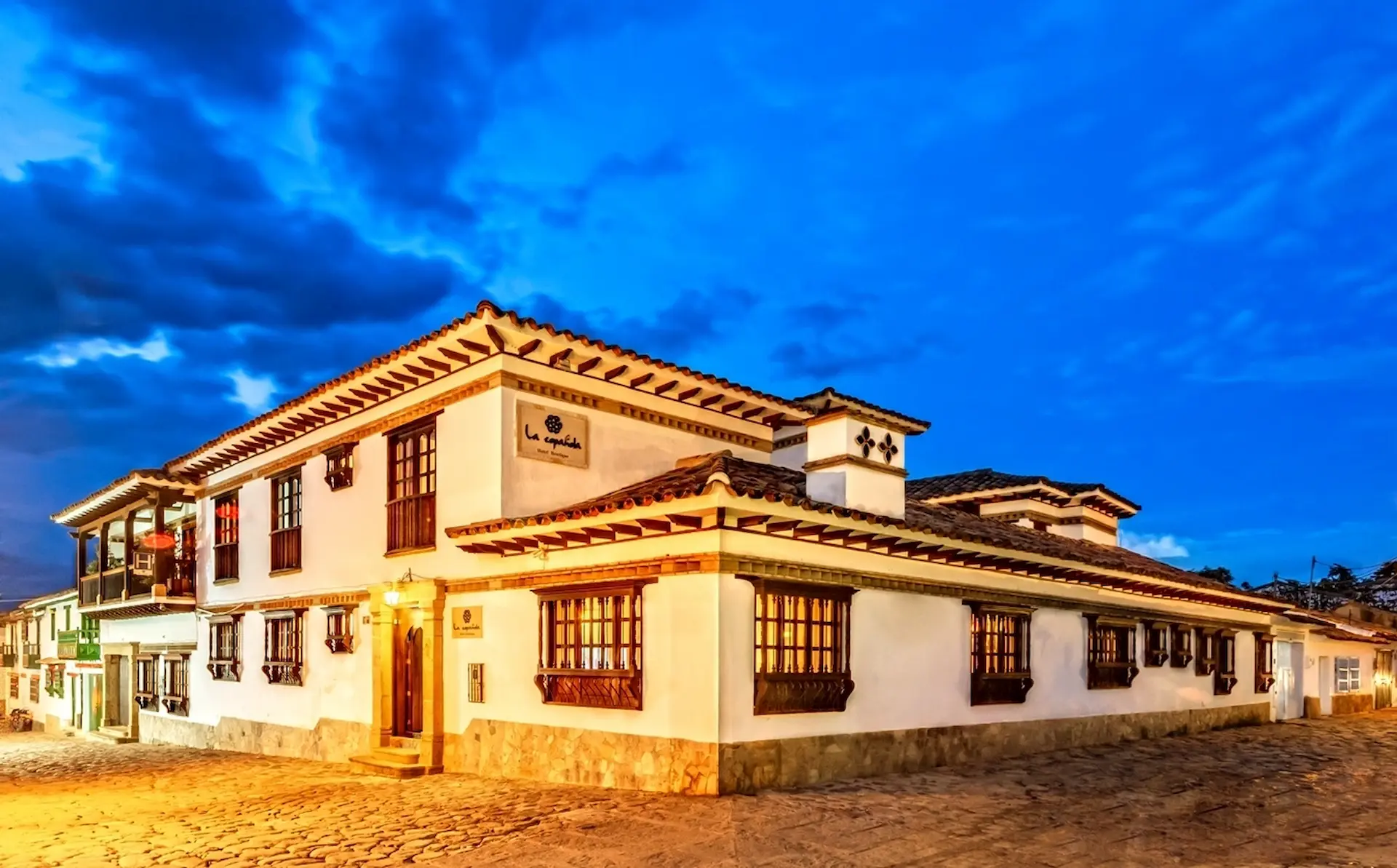 Fachada del Hotel Boutique La Española en Villa de Leyva al atardecer